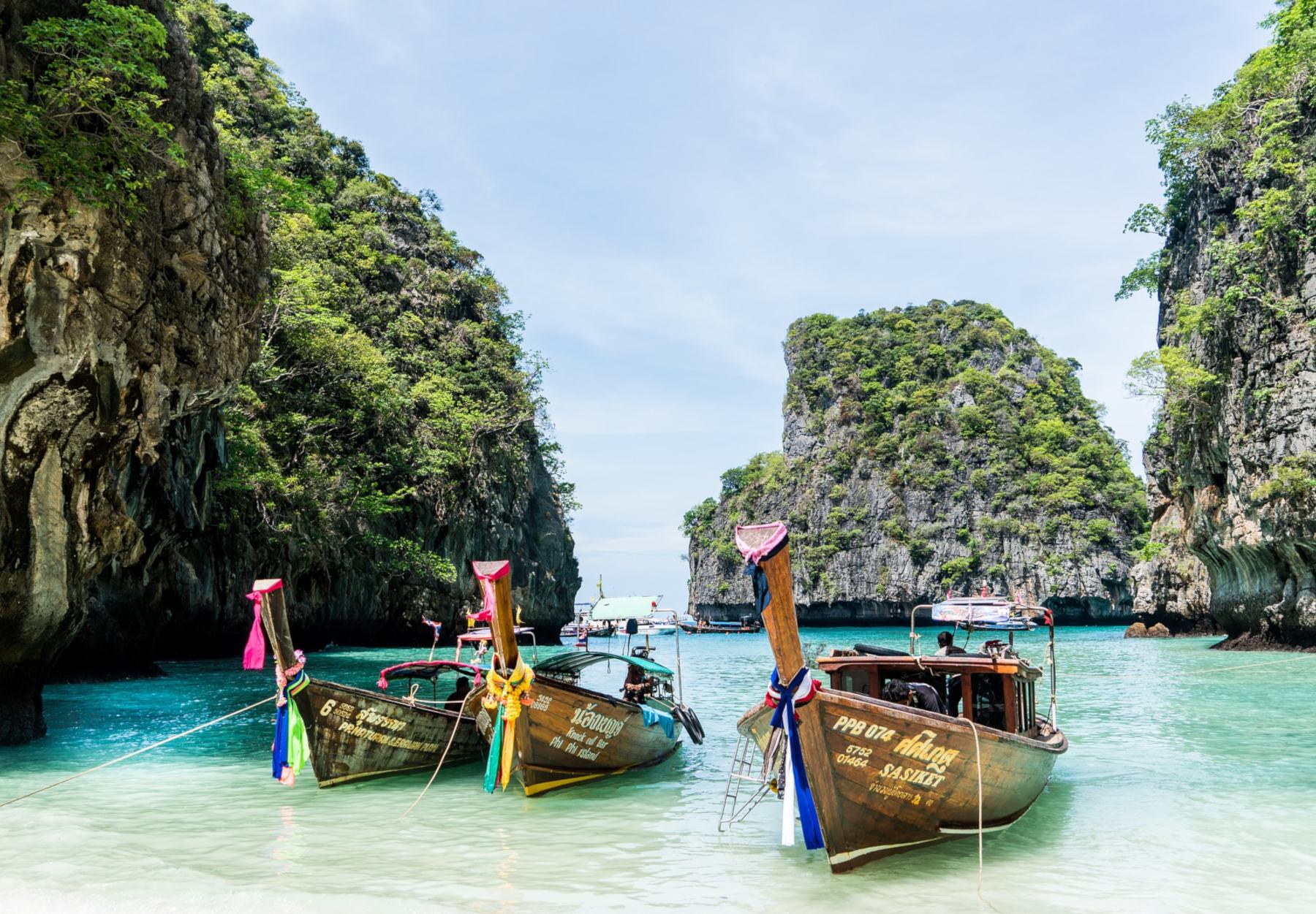 Die thailändischen Inselparadiese in der Andamanensee lassen sich am besten mit landestypischen Longtailbooten erkunden.