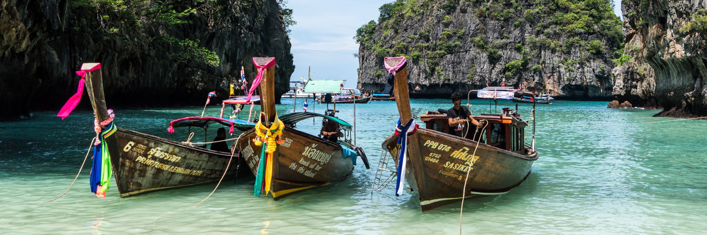 Die thailändischen Inselparadiese in der Andamanensee lassen sich am besten mit landestypischen Longtailbooten erkunden.
