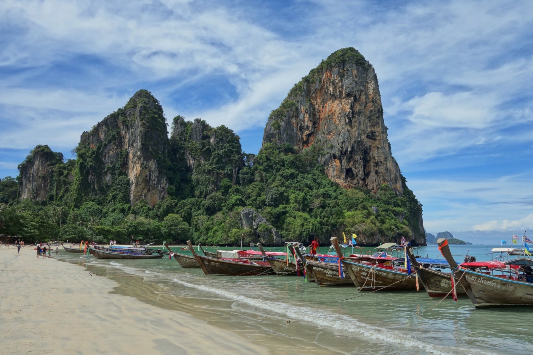 Die Halbinsel Railay zählt zu den spektakulärsten Reisezielen im Süden Thailands und ist nicht über den Landweg zu erreichen.