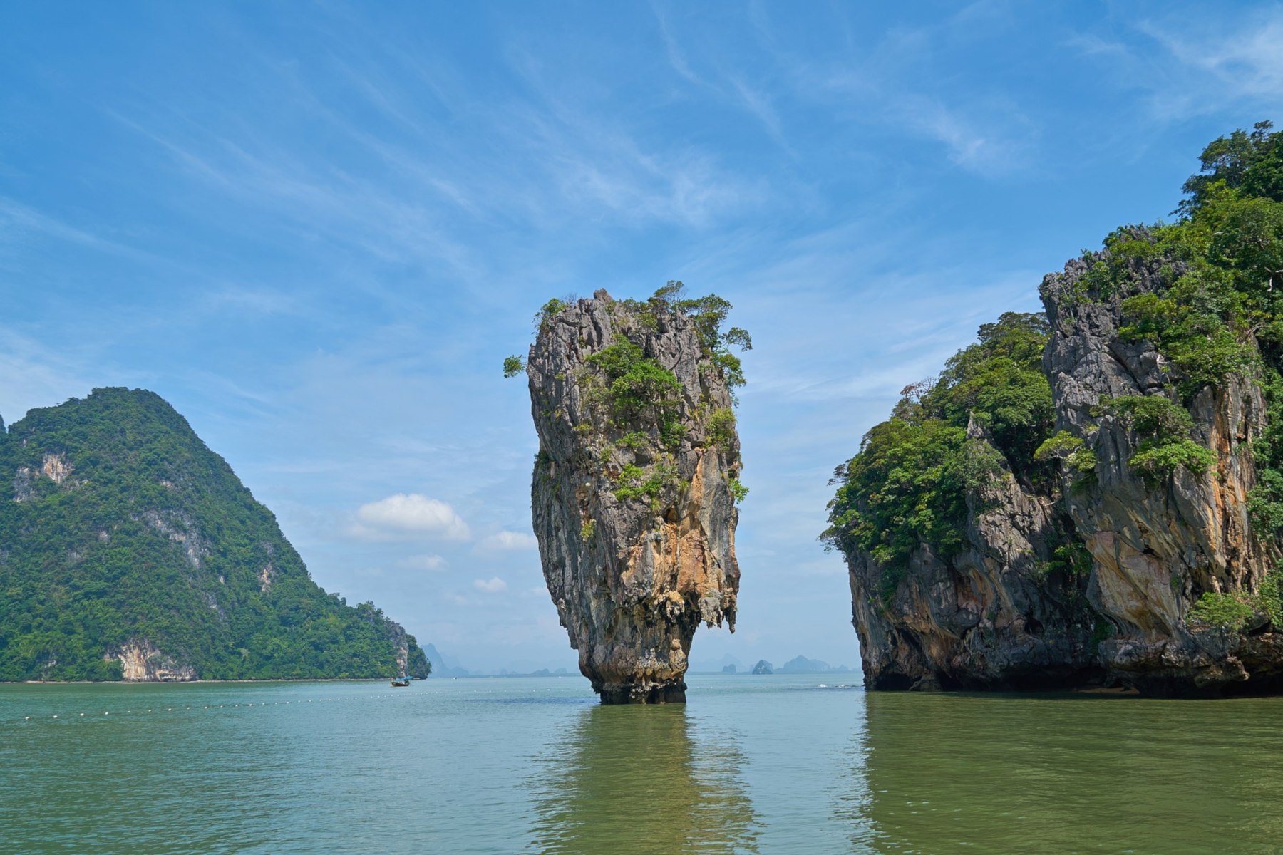 Die Insel Khao Phing Kan in der Bucht von Phang-nga zählt mit ihrer berühmten Felsnadel Khao Ta-Pu zu den bekanntesten Motiven Thailands.