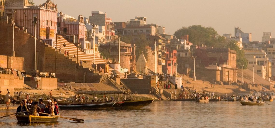 Ghats werden in Indien zu einem Gewässer hinabführende Böschungen oder Treppen genannt, sie dienen hauptsächlich zu rituellen Waschung der Hindus.