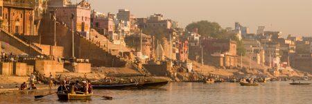 Ghats werden in Indien zu einem Gewässer hinabführende Böschungen oder Treppen genannt, sie dienen hauptsächlich zu rituellen Waschung der Hindus.