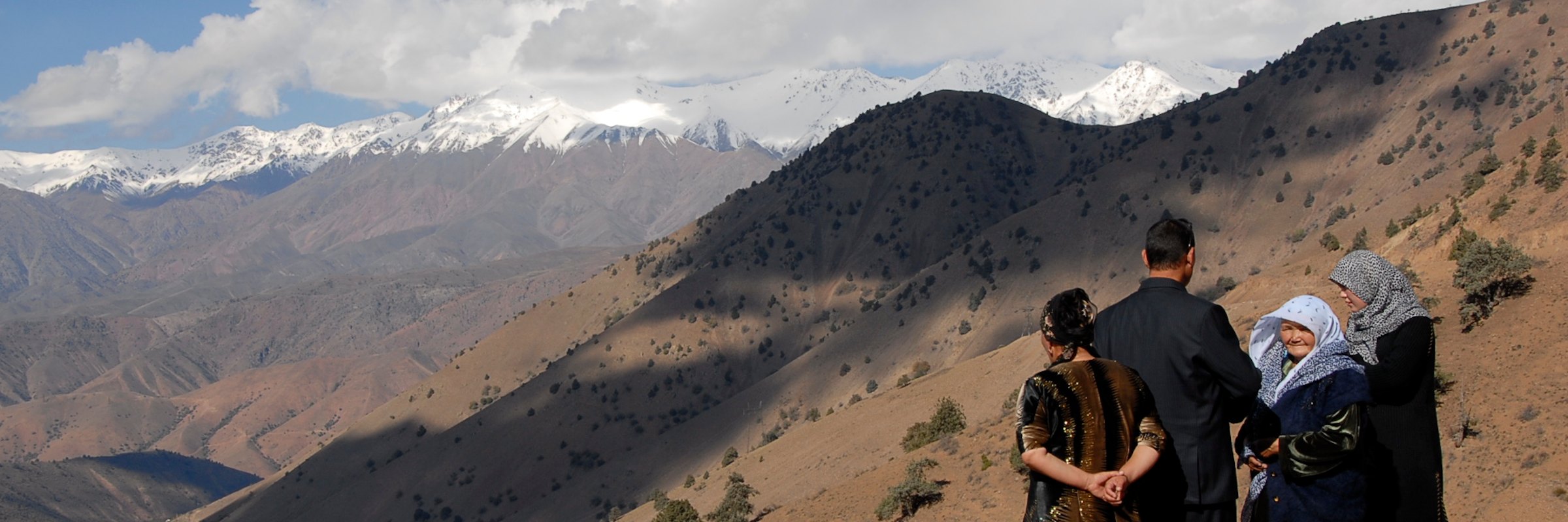 Einheimische im Ferghana-Tal nahe dem Kamchiq-Pass Das Ferghana-Tal in Usbekistan ist auf einer Gebirgsstraße über den 2.267 m hohen Kamchiq-Pass erreichbar.
