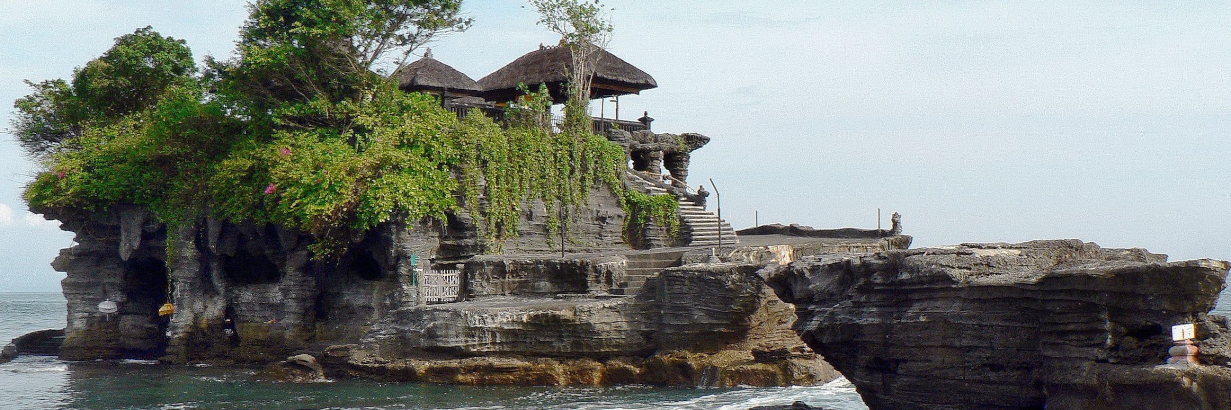 Der auf deutsch auch „Meerestempel“ genannte Pura Tanah Lot ist ein Hindutempel an der Küste im Südwesten der indonesischen Insel Bali.