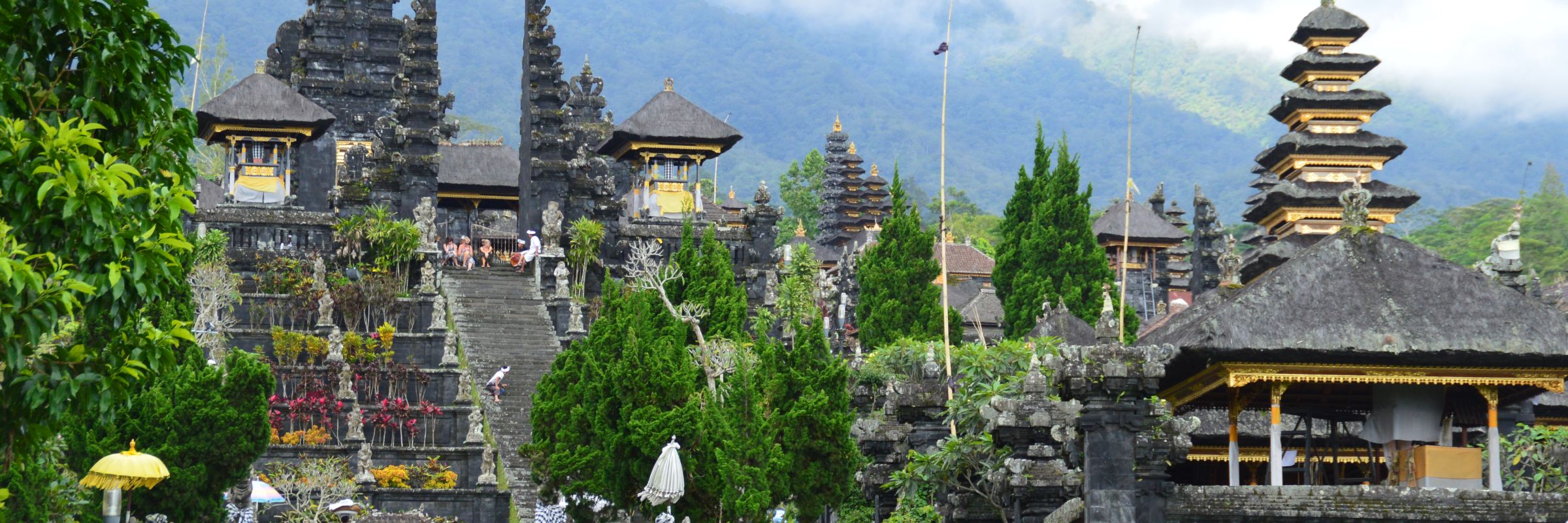 Die Tempelanlage Pura Besakih liegt auf 950 m Höhe auf dem Südwesthang am Vulkan Gunung Agung und besteht aus 30 Tempeln und ca. 200 weiteren kleinen Gebäuden.