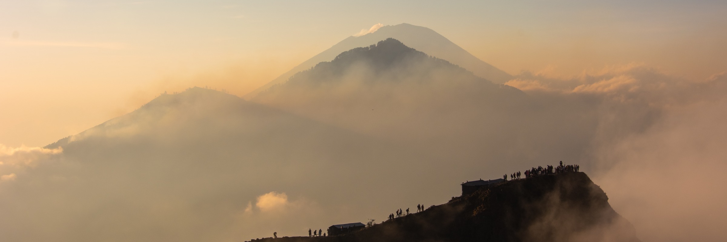 Der Gunung Batur ist der aktivste Vulkan Balis und bietet spektakuläre Ausblicke auf die umliegenden Kraterseen.