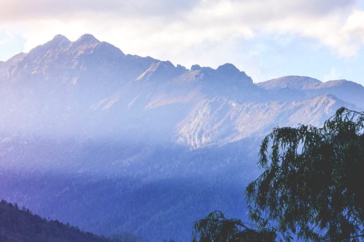 Das kleine Königreich Bhutan liegt am Fuße des Himalaya, der sich über eine breite von etwa 3.000 km erstreckt.