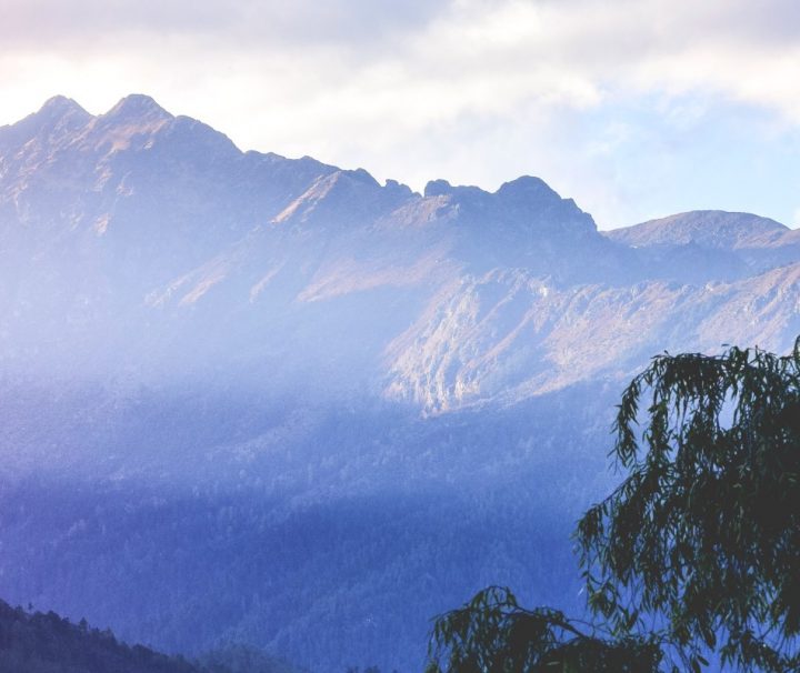 Das kleine Königreich Bhutan liegt am Fuße des Himalaya, der sich über eine breite von etwa 3.000 km erstreckt.