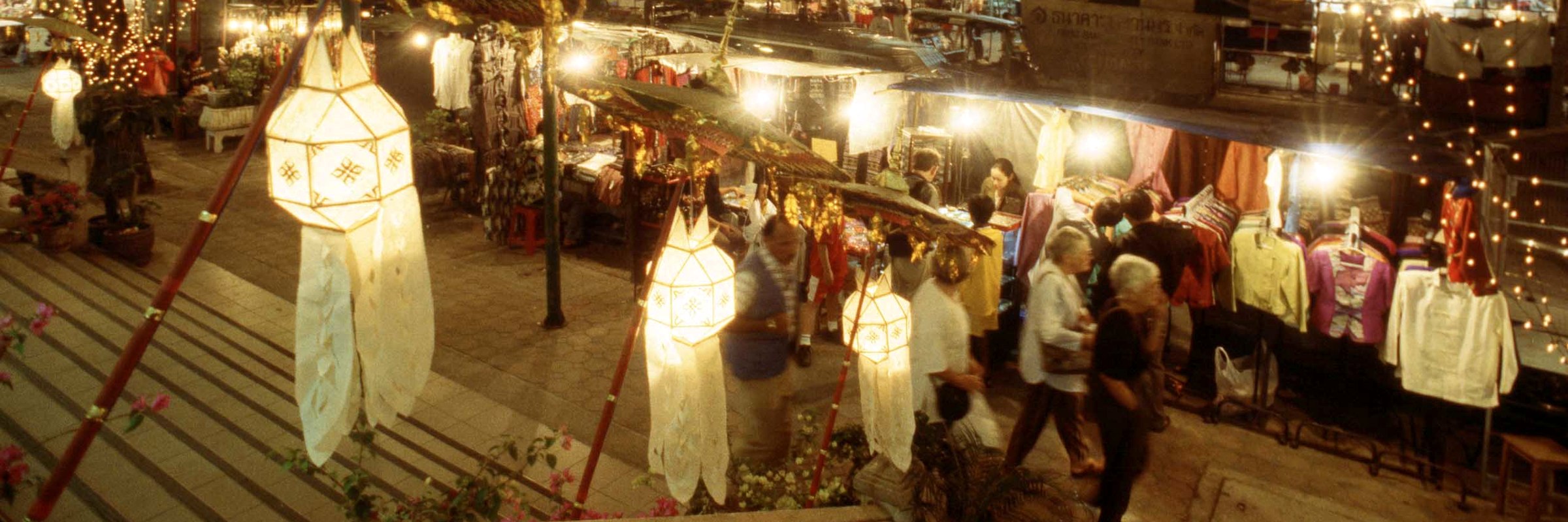 In Chiang Mai sollte man unbedingt den Nightbazar in der Altstadt besuchen. Dieser Nachtmarkt ist einer der aufregendsten und größten in Thailand.