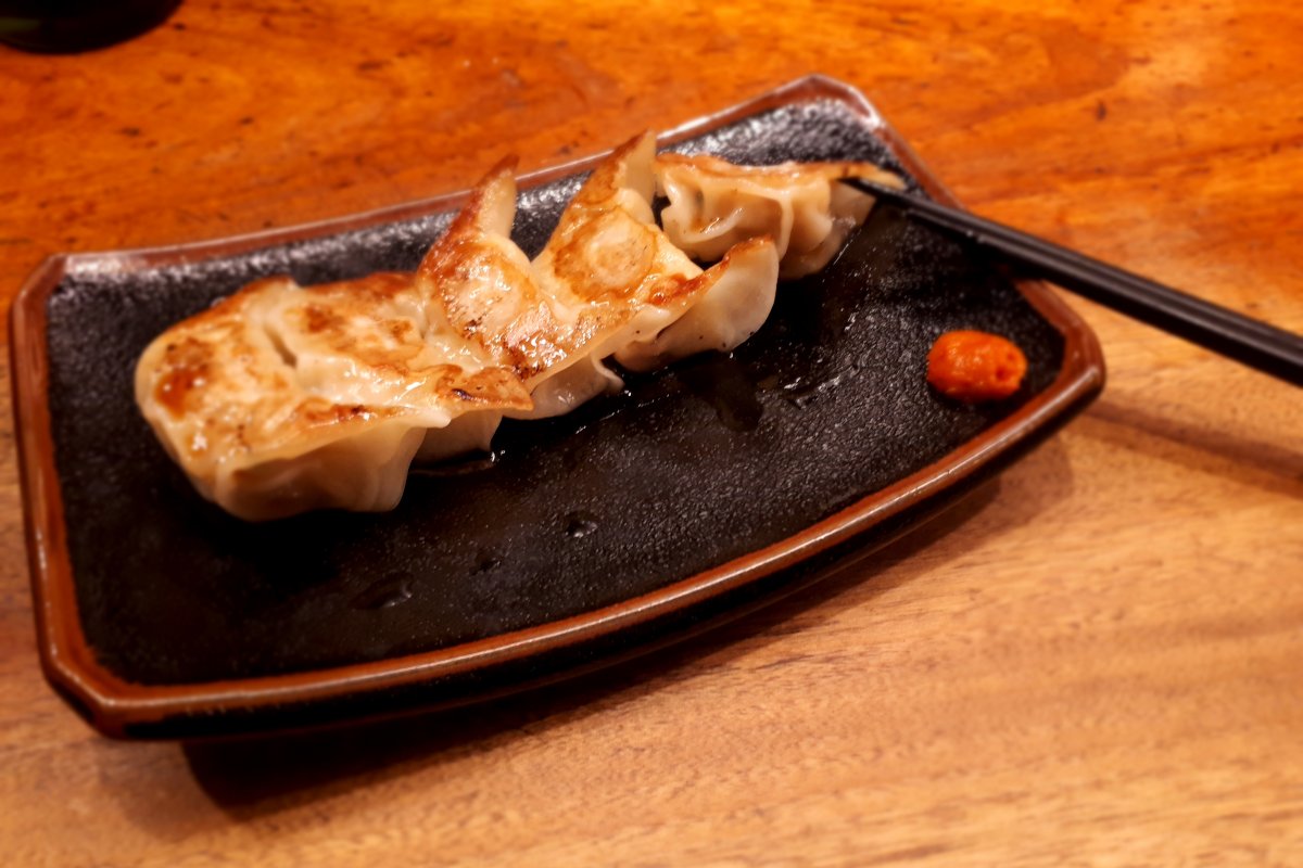 Gyoza sind mit Hähnchen und Gemüse gefüllte Teigtaschen und eine beliebte Vorspeise in Japan.