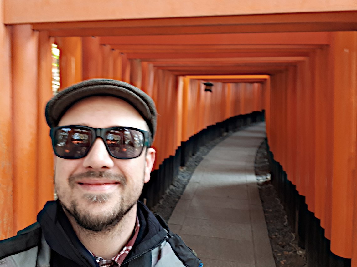 Unser Reiseexperte Mike Sopp beim Besuch des Fushimi-Inari Schrein