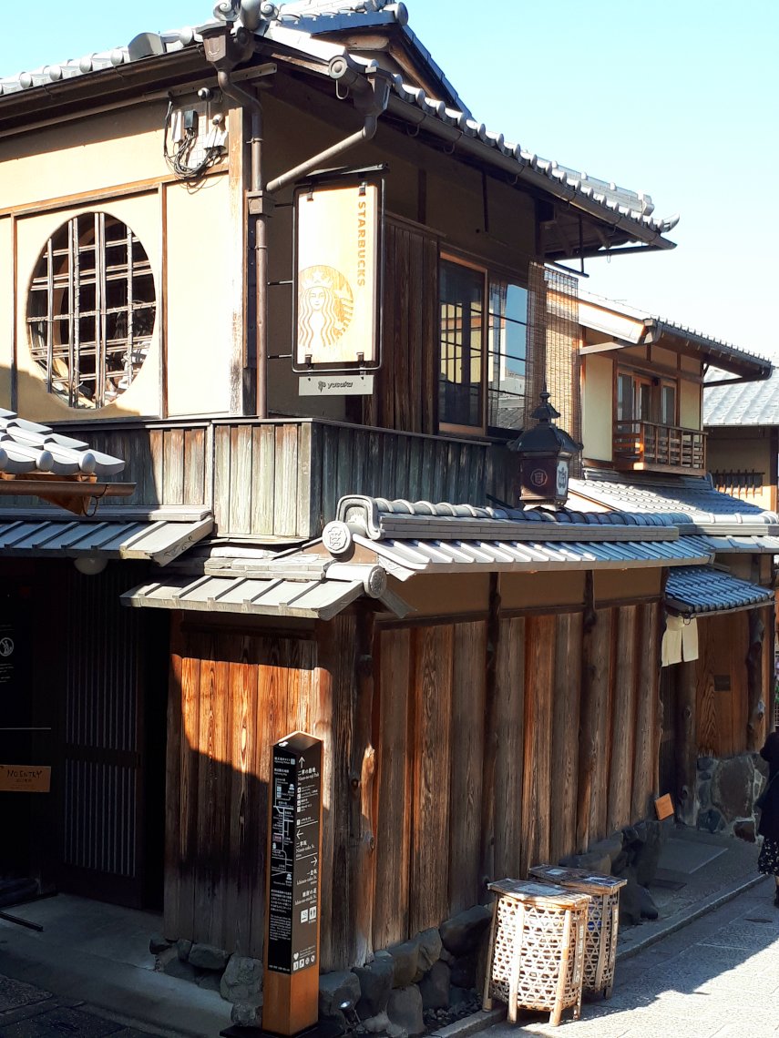 Starbucks in einem alten Machiya-Stadthaus