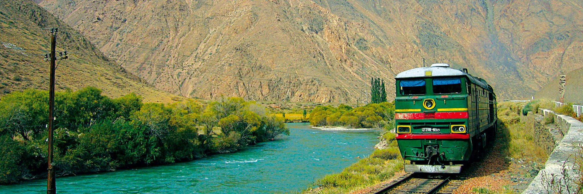 Zugreise Registan – Der Orient Silk Road Express auf Fahrt durch eine Gebirgsregion
