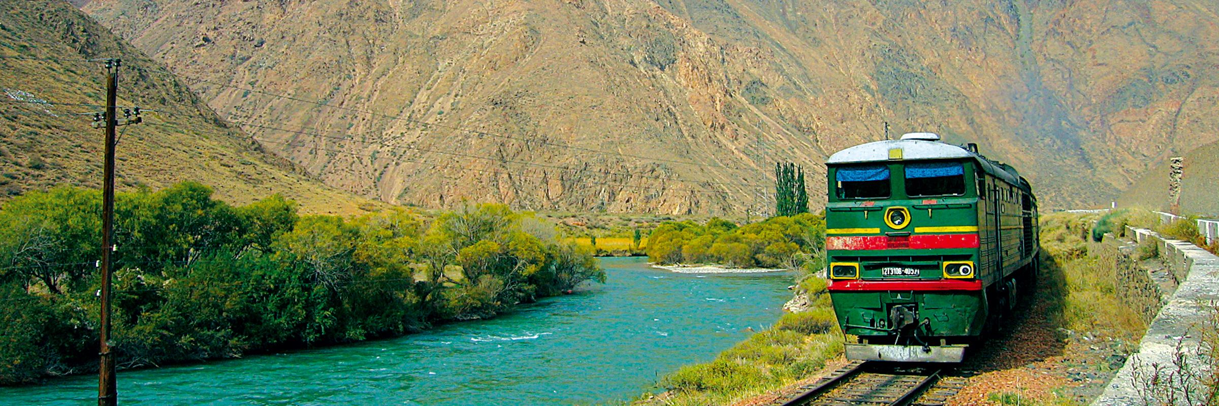 Zugreise Registan – Der Orient Silk Road Express auf Fahrt durch eine Gebirgsregion