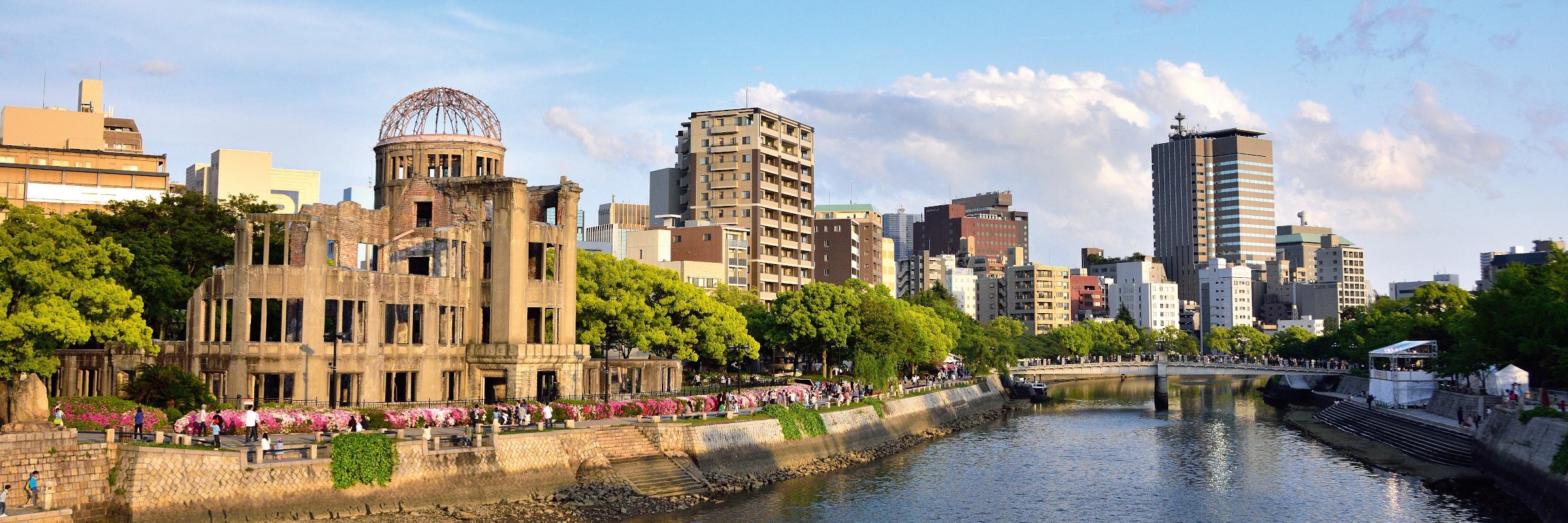 Der Friedenspark Hiroshima ist ein Erinnerungsort, der den direkten und indirekten Opfern des Atombombenangriffs vom 6. August 1945 gewidmet ist.