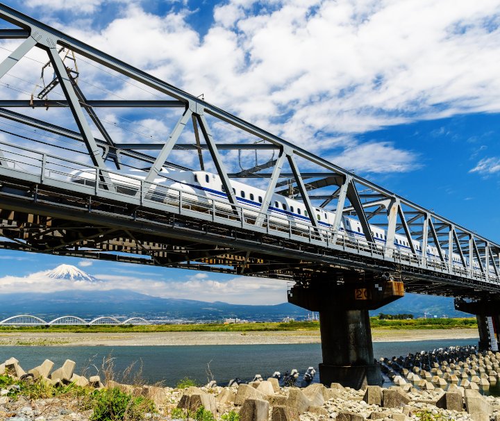 Japan Zugreise – Der Shinkansen Zug der Baureihe H5 zählt mit einer Spitzengeschwindigkeit von bis zu 320 km/h zu den schnellsten Zügen der Welt.