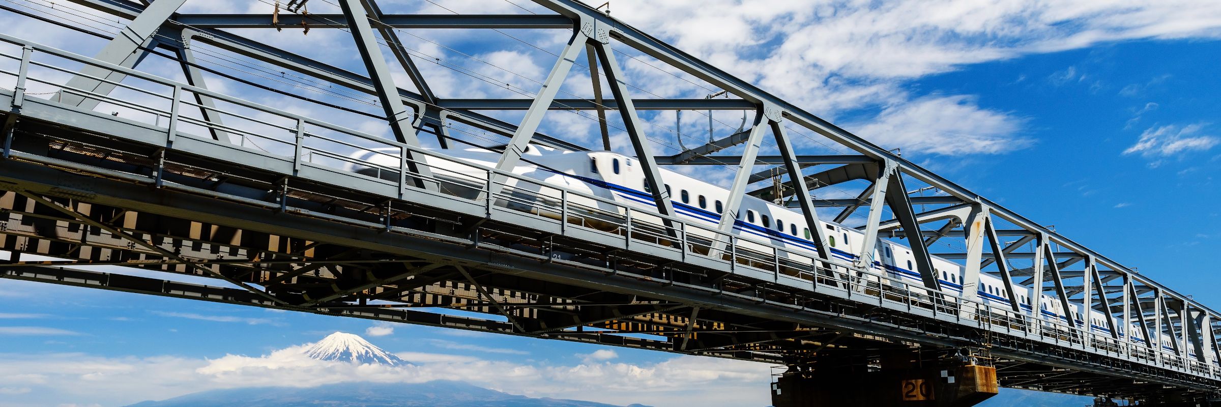 Der Shinkansen Zug der Baureihe H5 zählt mit einer Spitzengeschwindigkeit von bis zu 320 km/h zu den schnellsten Zügen der Welt.