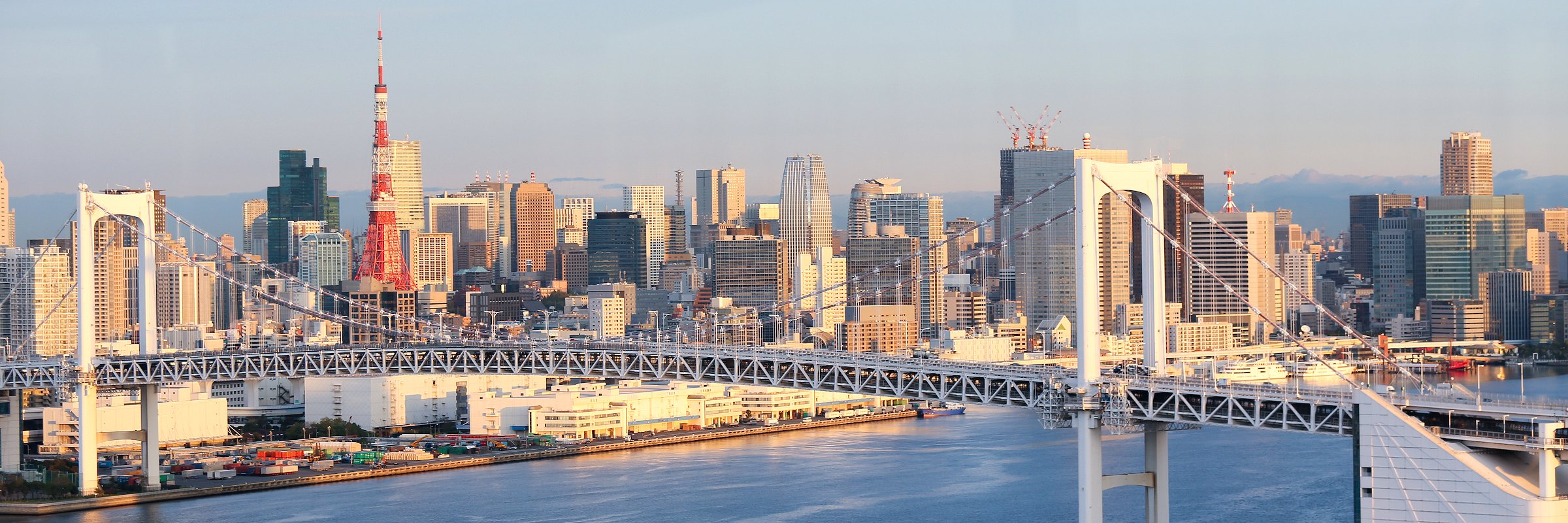 Die Rainbow Bridge ist im nördlichen Teil der Bucht von Tokyo gelegen und verbindet den Shibaura-Kai mit Odaiba im Stadtbezirk Minato.