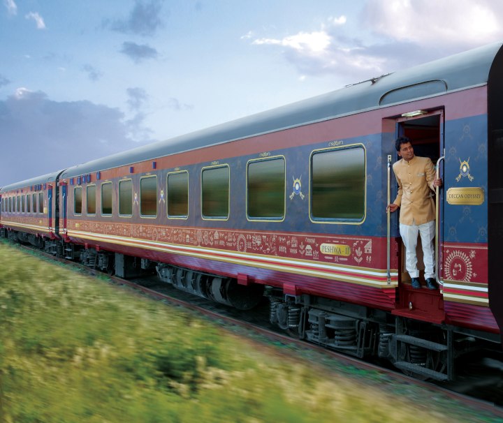 Indien Bahnreise – Der luxuriöse, blaue Deccan Odyssey wurde mehrmals als Asiens bester Zug ausgezeichnet.