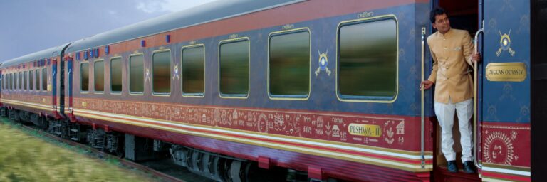 Der luxuriöse, blaue Deccan Odyssey wurde mehrmals als Asiens bester Zug ausgezeichnet.