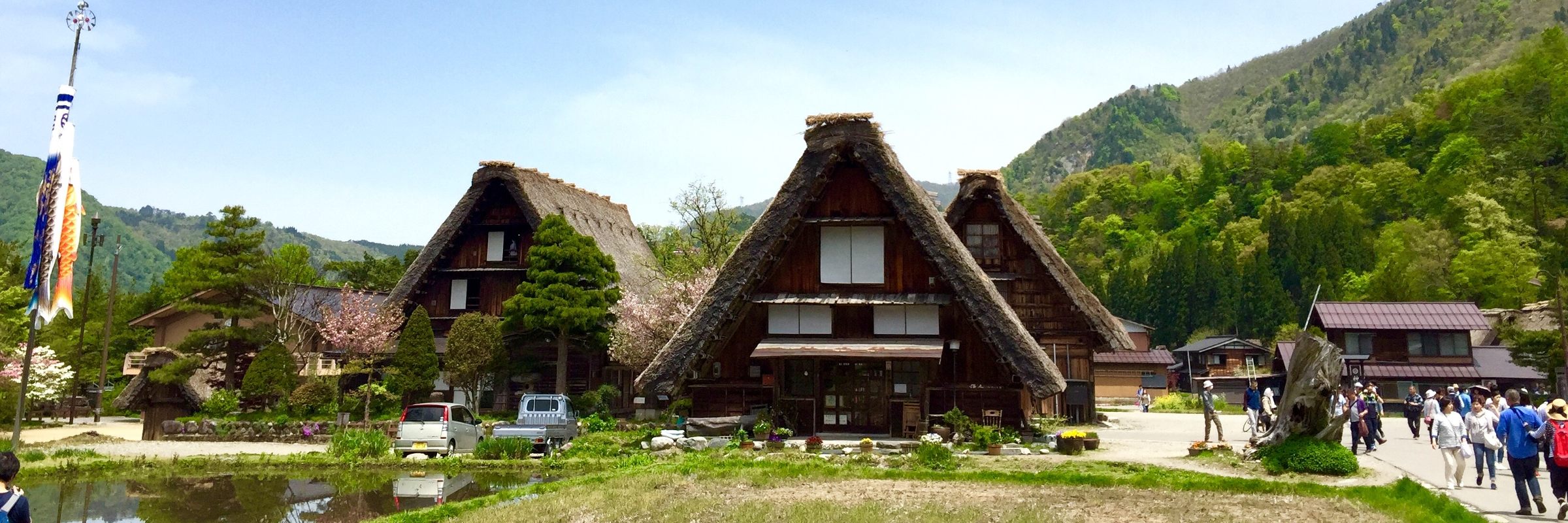 Das malerische Bergdorf Shirakawa-go ist bekannt für seine strohgedeckten Bauernhäuser im Gassho-Stil.
