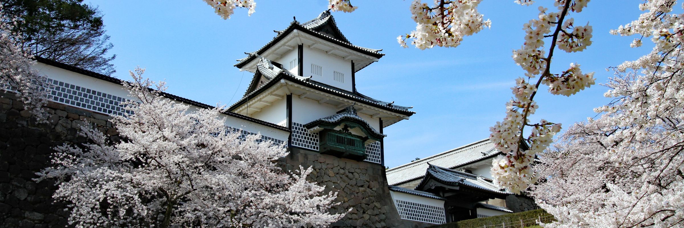 Die vorher fast vollständig zerstörte Burg Kanazawa wurde im Jahr 2001 größtenteils wieder hergestellt.