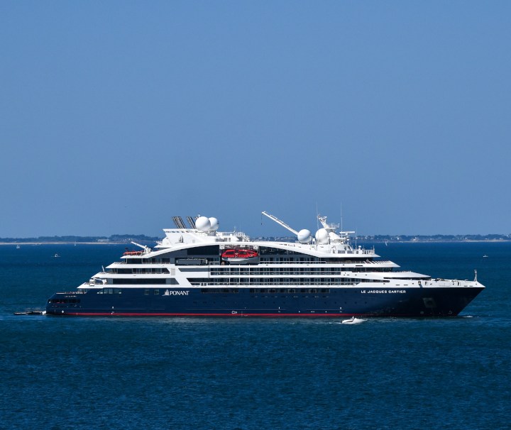 Die moderne Megayacht „Le Jacques-Cartier“ besticht sowohl durch schnittige Linien als auch die Ausstattung mit innovativen und umweltfreundlichen Technologien.