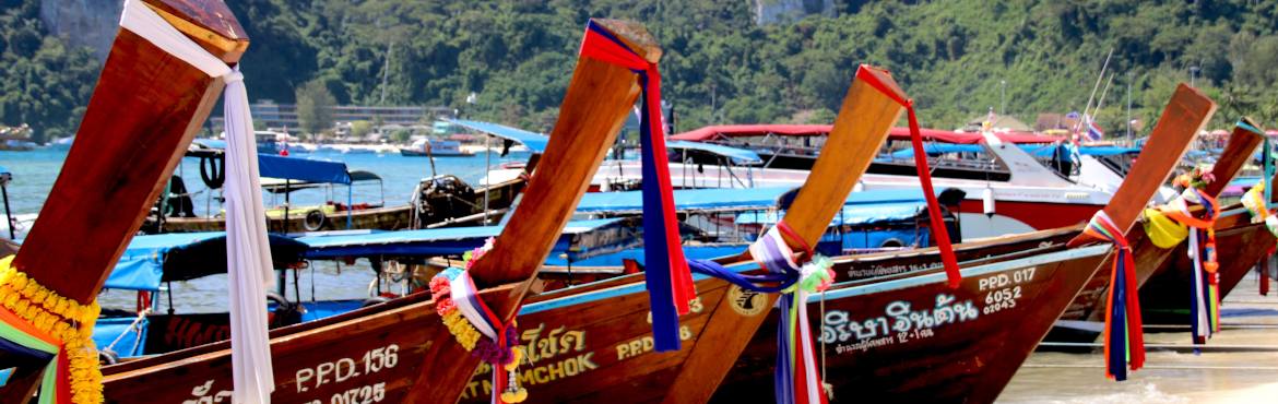 Boote an thailändischem Strand