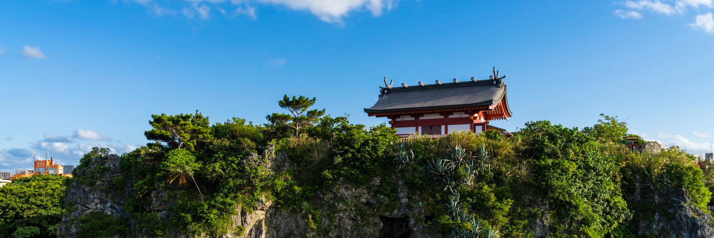 Der Naminoue-Schrein ist ein Shinto-Schrein in Naha mit Blick auf den Naminoue Beach und das Meer.