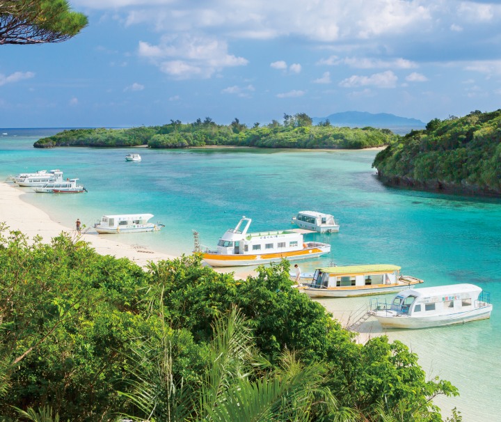 Rundreise Okinawa Inselhüpfen – Die Präfektur Okinawa besteht aus 160 Inseln, wovon 47 bewohnt sind, viele lassen sich auf Ausflügen erkunden.