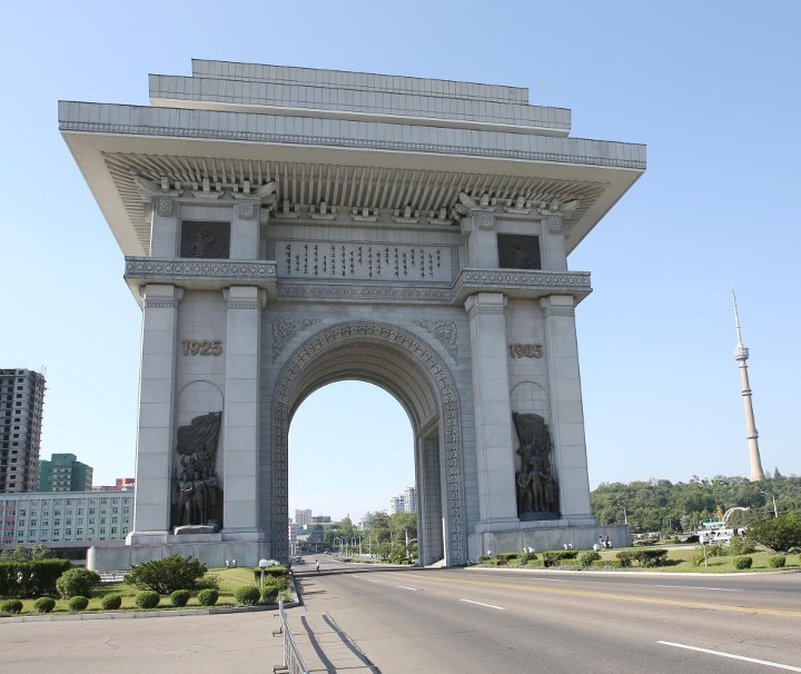 Rundreise Nordkorea entdecken - Mit einer Höhe von 60 m überragt der Triumphbogen in Pjöngjang sein Vorbild in Paris um 3 m.