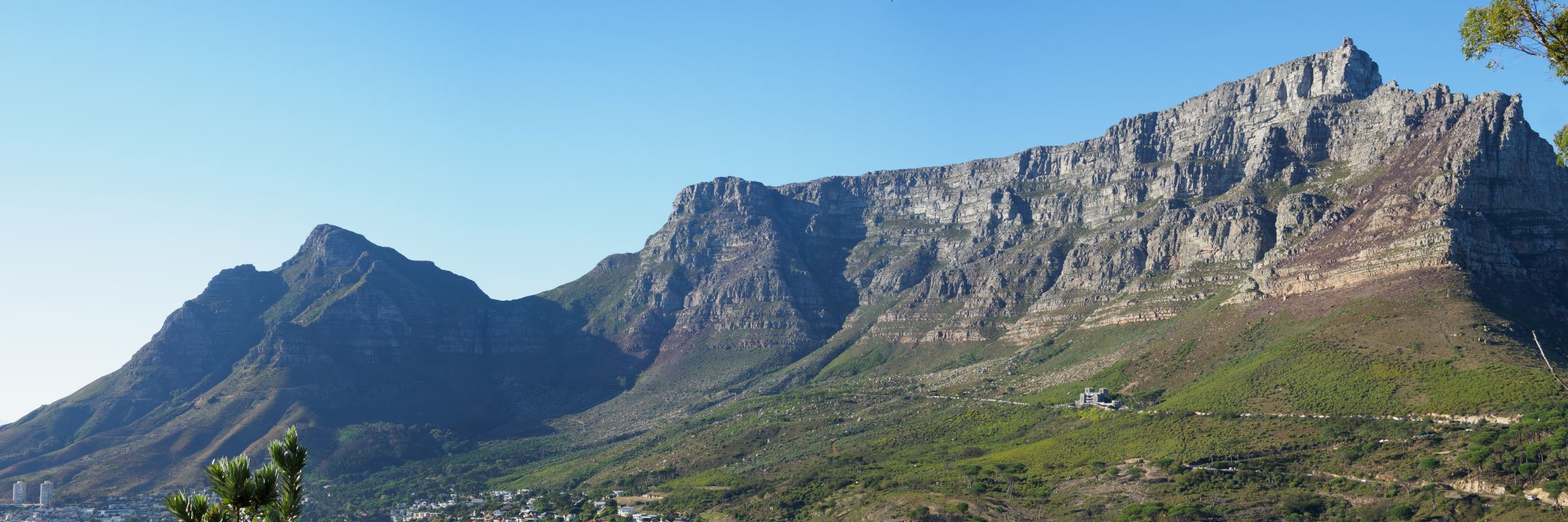 Der Tafelberg prägt die Silhouette Kapstadts, auf dessen Territorium er gelegen ist.