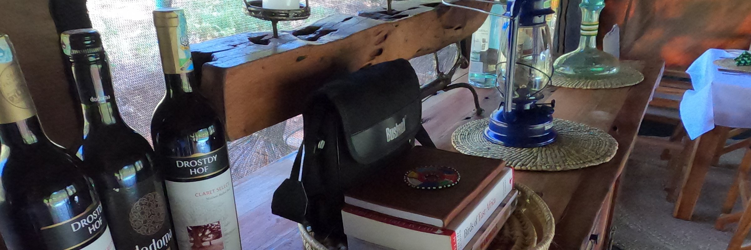 Im Restaurant Zelt des Mkomazi View Camp befindet sich neben einer Lounge auch eine Bar.