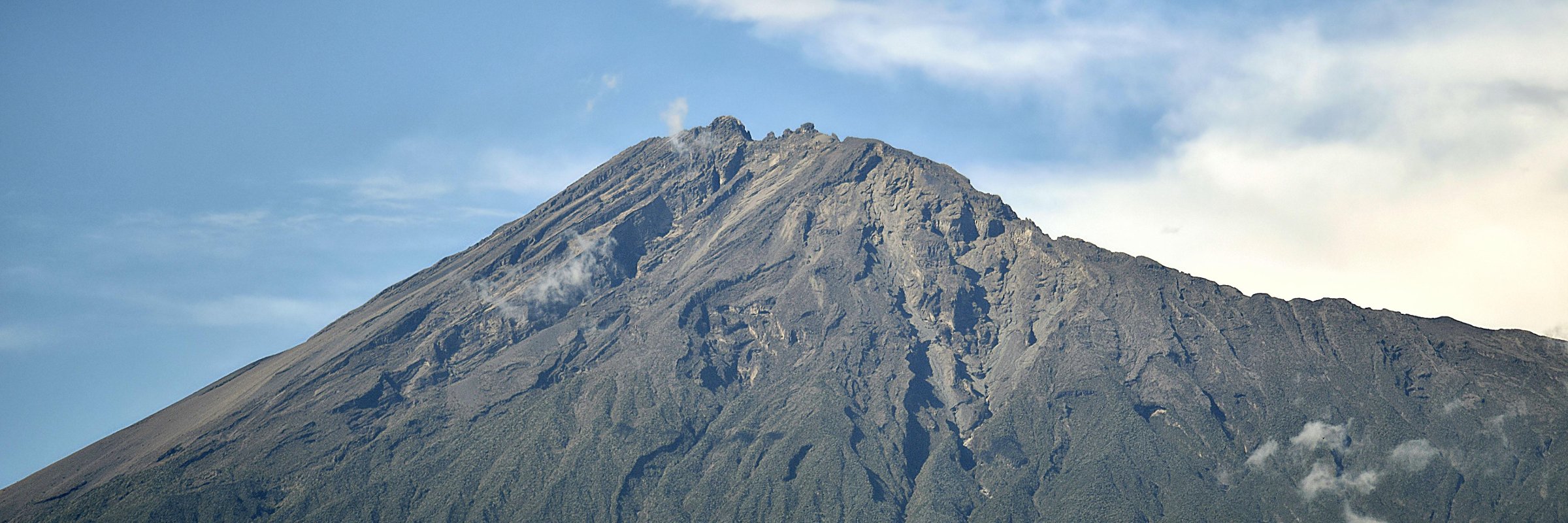 Der Berg Meru im Arusha Nationalpark ist mit einer Höhe von 4.566 m der zweit höchste Berg in Tansania.