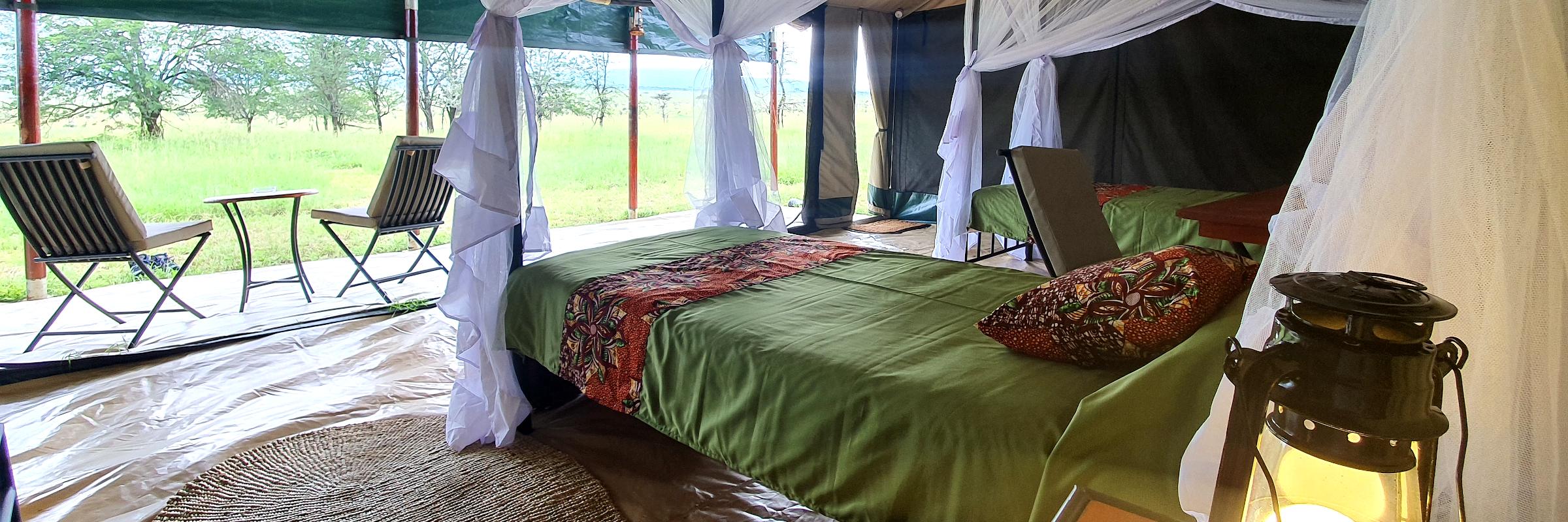 Die Wohnzelte im Serengeti View Camp verfügen standartmäßig über zwei große Einzelbetten, Gepäckablagen, Dusche, WC und eine eigene Terrasse.