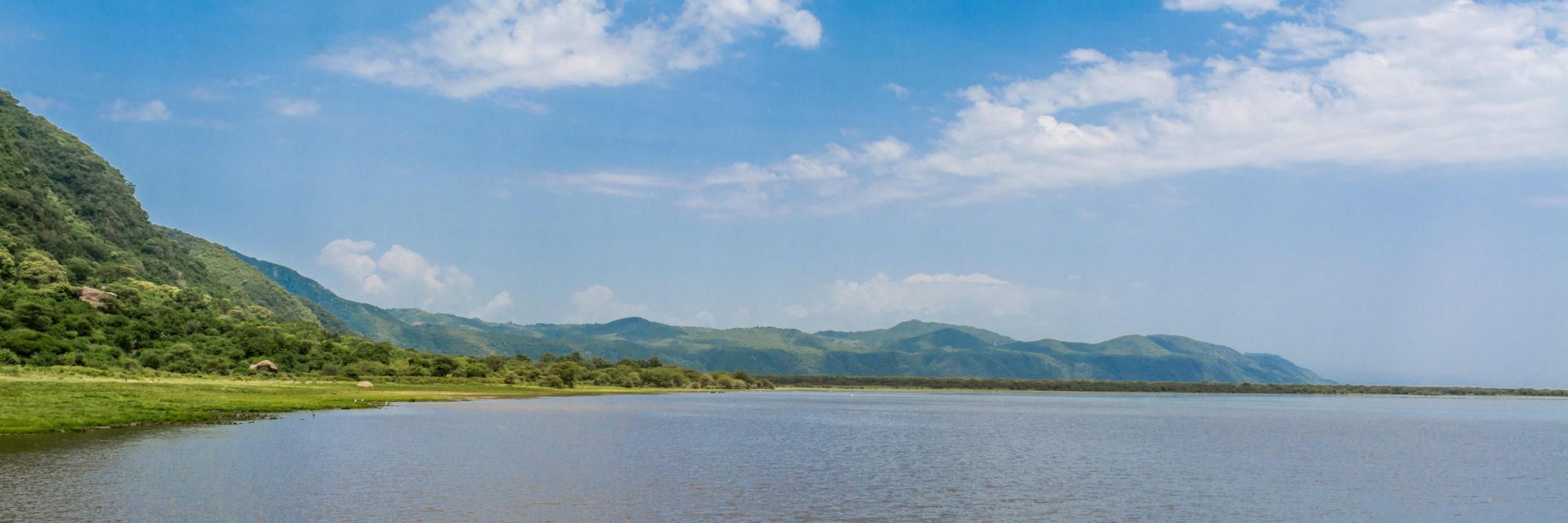 Der Manyara-See im östlichen Teil des gleichnamigen Nationalpark ist von verschiedenen Landschaftsformen wie trockenem Wald, Savanne und tropischem Wald umgeben.