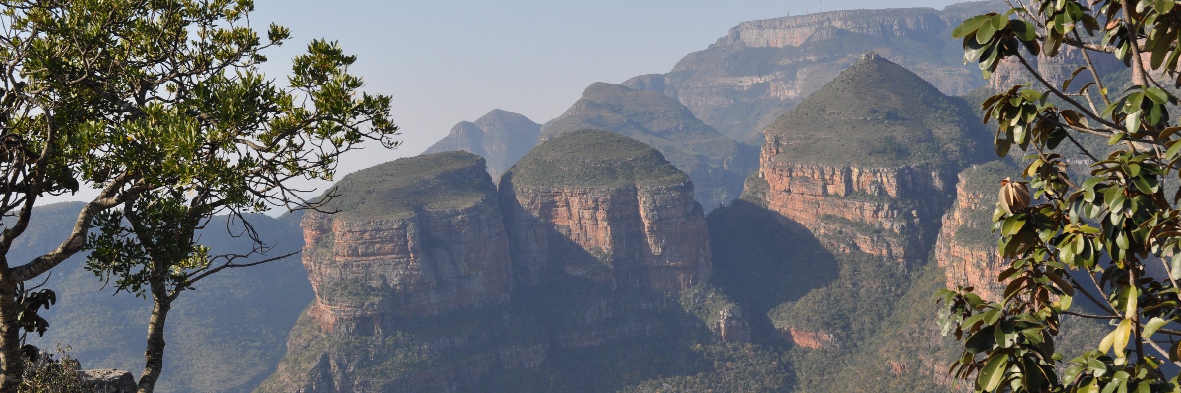 Die drei gewaltigen, runden Felsen, genannt die drei Rondavels, sind Teil des 26 km langen Blyde River Canyon.