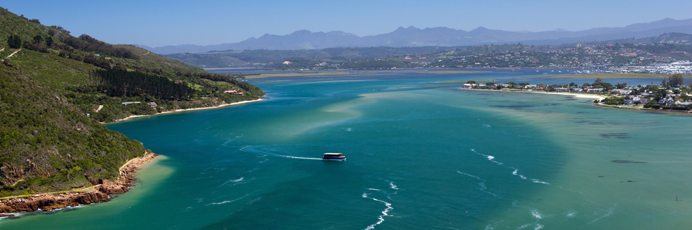 Die südafrikanische Stadt Knysna ist an einer 20 km² großen Lagune gelegen, die durch die schmale und felsige Einfahrt „Knysna Heads“ mit dem Indischen Ozean verbunden ist.