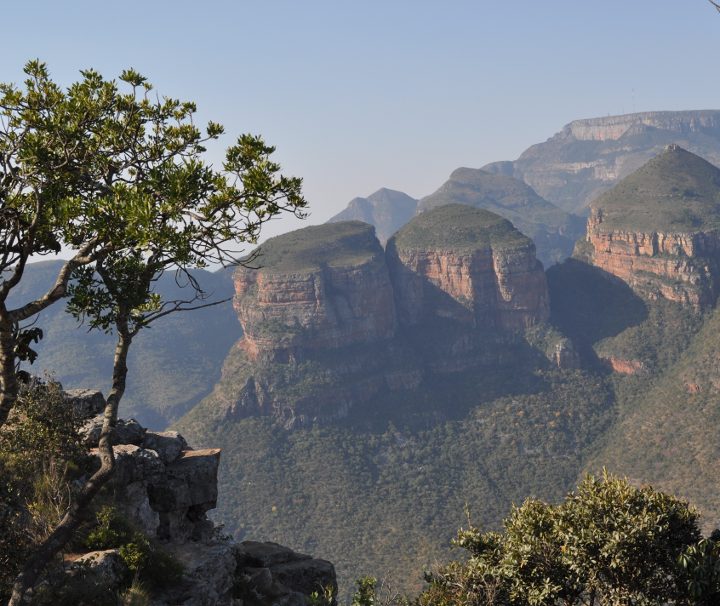 Südafrika Entdeckerreise – Die drei gewaltigen, runden Felsen, genannt die drei Rondavels, sind Teil des 26 km langen Blyde River Canyon.
