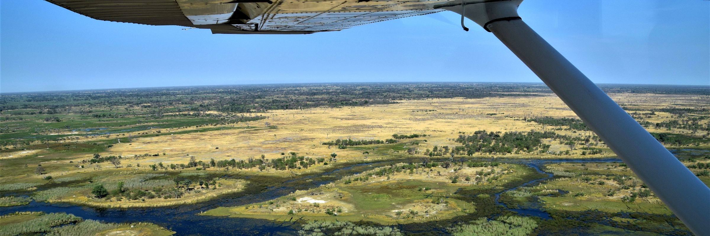 Blick aus dem Flugzeug auf das Okavangodelta Das in Botswana gelegene Okavangodelta ist mit einer Fläche von über 20.000 km2 eines der größten und tierreichsten Feuchtgebiete Afrikas.