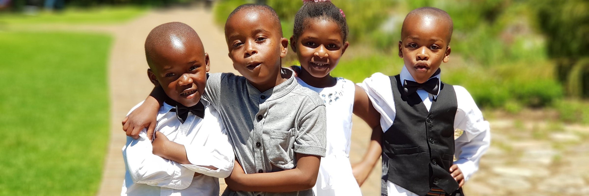 Eine kleine Gruppe von Kindern in Südafrika In der kulturell diversen Republik Südafrika leben Menschen mehrerer Ethnien weshalb das Land häufig als „Regenbogennation“ bezeichnet wird.