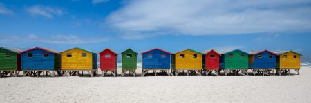 Muizenberg, ein Vorort von Kapstadt, ist bekannt für seine vielen bunten Strandhäuser.