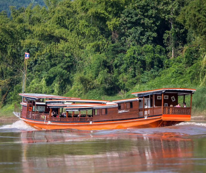 Luang Say Mekong Cruises verfügt über drei Boote, die den Mekong zwischen Huay Xai und Luang Prabang befahren.