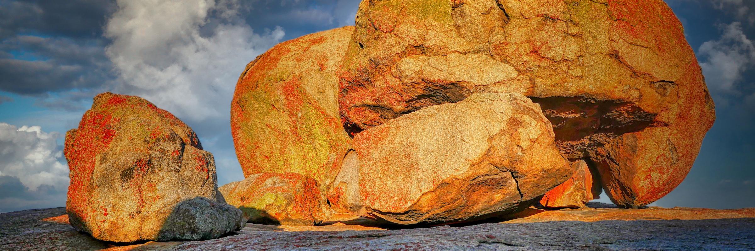 Die „Balancing Rocks“ im Matobo National Park sind aufeinandergestapelte Felsformationen, die durch Millionen Jahre Erosion und Wetterabrieb geschaffen wurden.