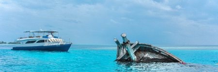 Das vermutlich indonesische Schiffswrack nahe der Insel Keyodhoo, ist ein beliebter Ort zum Tauchen und Schnorcheln.