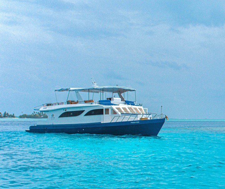 Malediven Schnorchelkreuzfahrt Inselhopping – Auf einer Inselsafari an Bord der MV Misraab können Sie ausgiebig die Gewässer der Malediven erkunden.