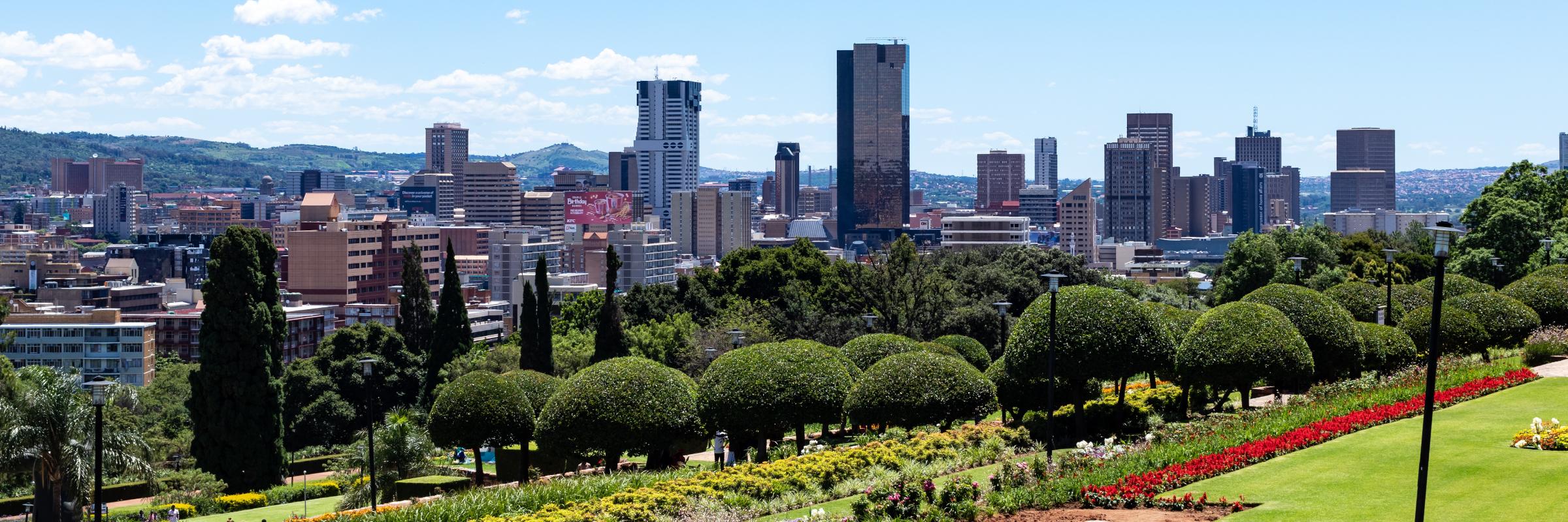 Pretoria ist im Nordosten von Südafrika, etwa 56 km nördlich von Johannesburg, gelegen und eine der führenden Hochschulstädte des Landes.