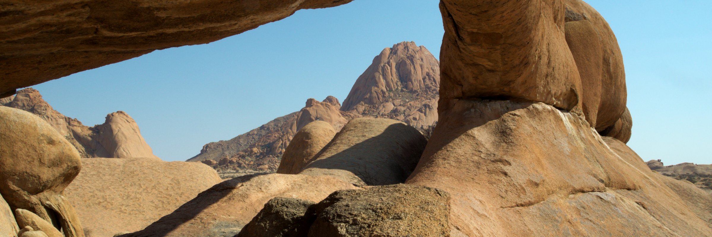 Rund um die Spitzkoppe findet sich eine Vielzahl bizarrer Felsformationen sowie ein steinerner Felsbogen.