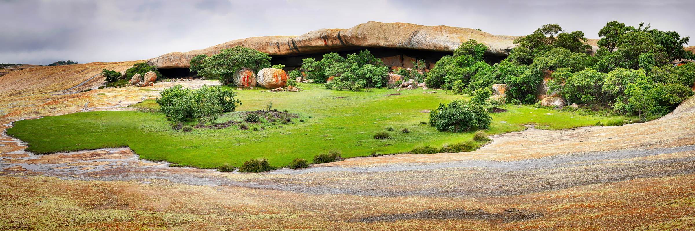 Die Hügelkette der Matobo Hills erstreck sich über etwa 3.100 km², zwischen dem Grün der Landschaft finden sich immer wieder Graniterhebungen.