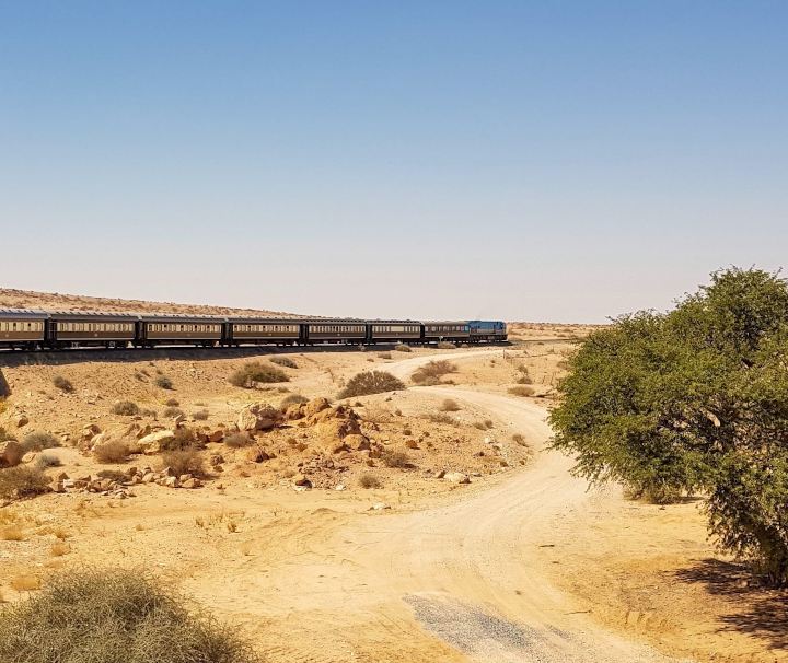 Erleben Sie auf luxuriösen Zugreisen mit dem African Explorer faszinierende Routen mit abwechslungsreichen Landschaftspanoramen.